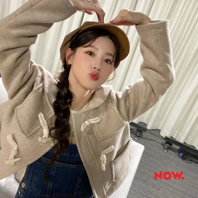 Manteau Automne Court Boutons en corne et corde Miyeon Gossip Idle NOW