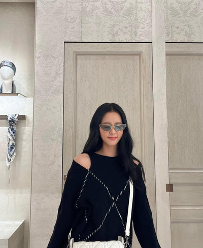 Pull Noir Losanges Coutures Blanc Jisoo BlackPink Mode Fashion Week Paris