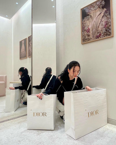 Pull Noir Losanges Coutures Blanc Jisoo BlackPink Mode Fashion Week Paris