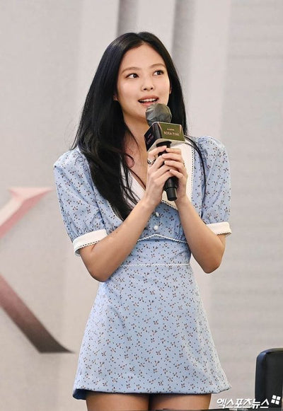 Robe Bleue Fleurs Col Blanc Dentelle Jennie BlackPink Fan Sign Born Pink Kpop