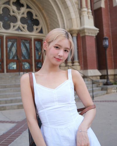 Robe Ete Blanche Bretelles Motifs Creux Fleurs Pétales Miyeon G Idle