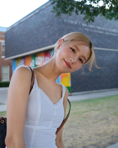 Robe Ete Blanche Bretelles Motifs Creux Fleurs Pétales Miyeon G Idle