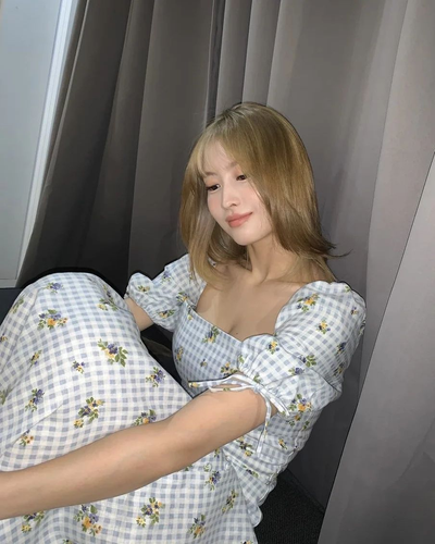 Robe Motif Carré Quadrillage et Fleur Manches Bouffantes Momo Twice Kpop