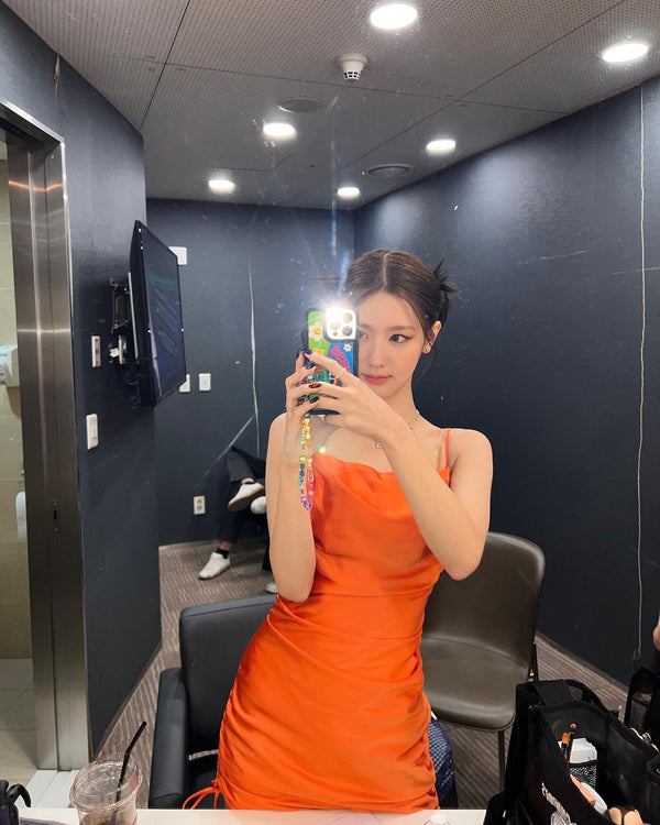 Robe Unie Orange Plissée Satin Lacets Miyeon G Idle Kpop Mode Femme