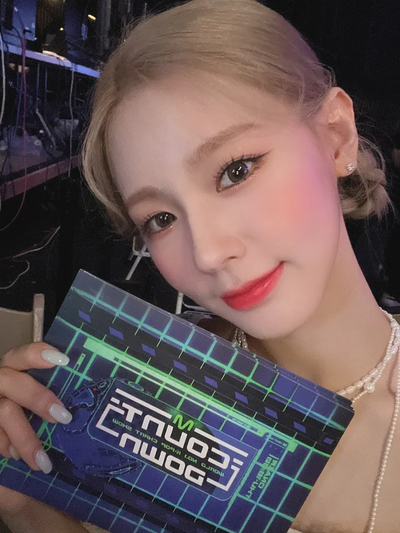 Robe Verte à Voiles et 2 Noeuds Motif Fleurs Miyeon MC MCountdown G Idle