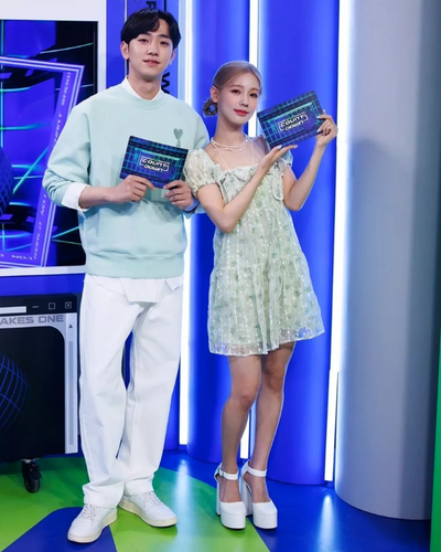 Robe Verte à Voiles et 2 Noeuds Motif Fleurs Miyeon MC MCountdown G Idle