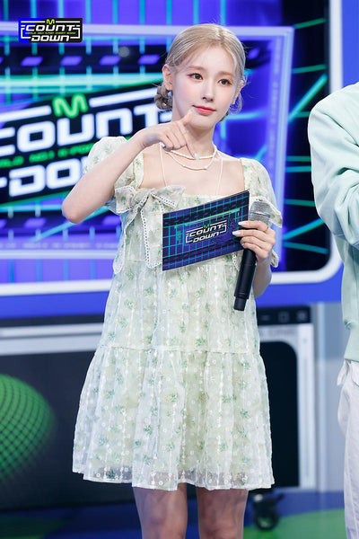 Robe Verte à Voiles et 2 Noeuds Motif Fleurs Miyeon MC MCountdown G Idle