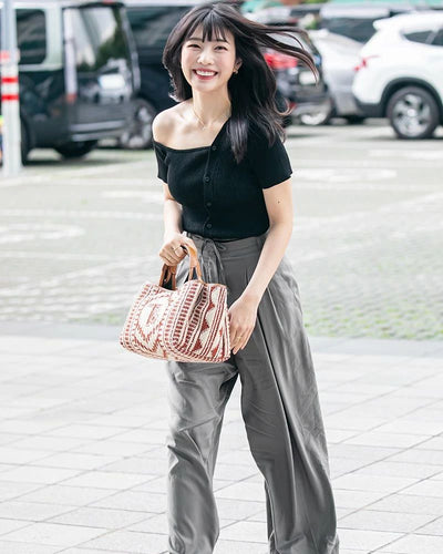 T Shirt Asymétrique Manche Epaule Nue Boutons en Diagonal Joy RedVelvet