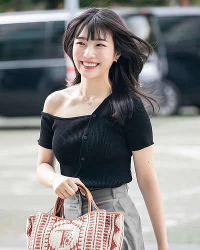 T Shirt Asymétrique Manche Epaule Nue Boutons en Diagonal Joy RedVelvet