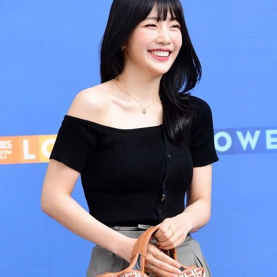 T Shirt Asymétrique Manche Epaule Nue Boutons en Diagonal Joy RedVelvet