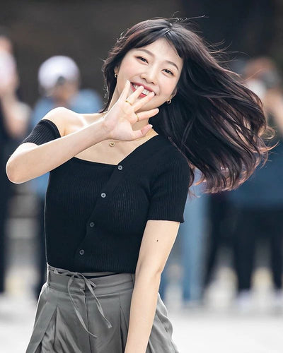 T Shirt Asymétrique Manche Epaule Nue Boutons en Diagonal Joy RedVelvet