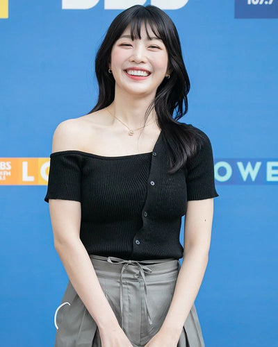 T Shirt Asymétrique Manche Epaule Nue Boutons en Diagonal Joy RedVelvet