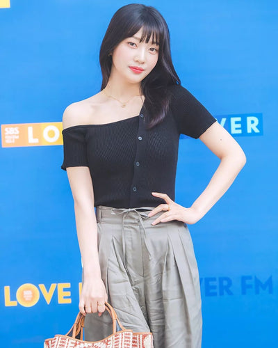 T Shirt Asymétrique Manche Epaule Nue Boutons en Diagonal Joy RedVelvet