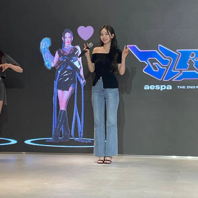 T Shirt Asymétrique Manche Epaule Nue Boutons en Diagonal Karina Aespa