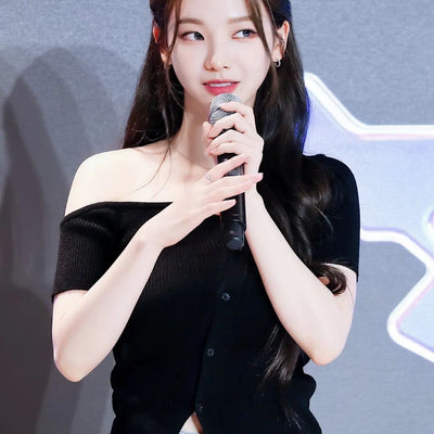 T Shirt Asymétrique Manche Epaule Nue Boutons en Diagonal Karina Aespa