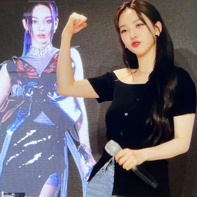 T Shirt Asymétrique Manche Epaule Nue Boutons en Diagonal Karina Aespa