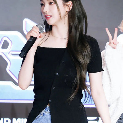 T Shirt Asymétrique Manche Epaule Nue Boutons en Diagonal Karina Aespa