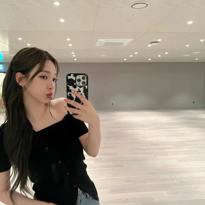 T Shirt Asymétrique Manche Epaule Nue Boutons en Diagonal Karina Aespa