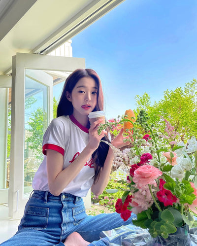 T Shirt LouLou avec Coeur Rouge WonYoung Ive SK Telecom Instagram Kpop