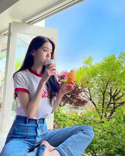 T Shirt LouLou avec Coeur Rouge WonYoung Ive SK Telecom Instagram Kpop